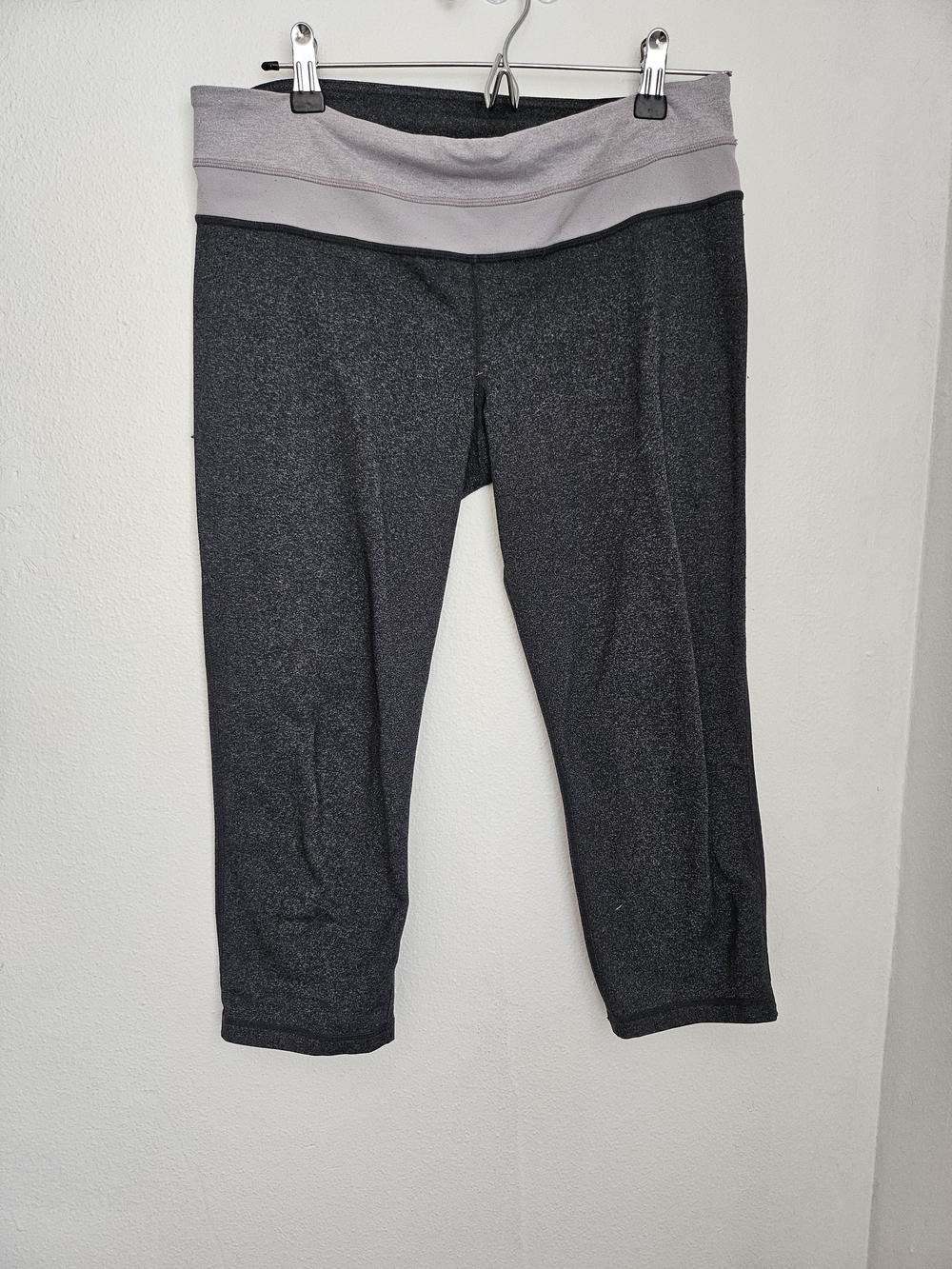 Lululemon Gray Capris with Light Gray Waistband - Comfortable Sz 10